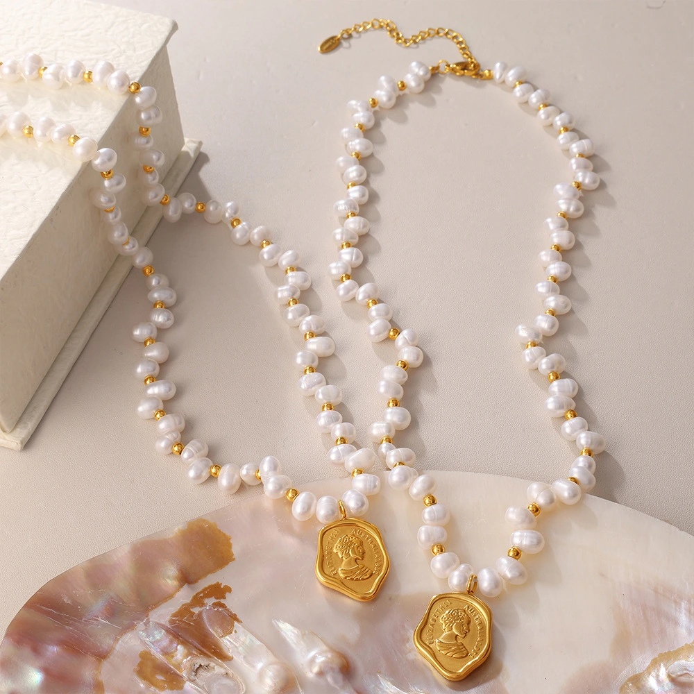 Light Luxury Niche Design Geometric Pendant Clavicle Chain Women's Advanced Retro Pearl Necklace
