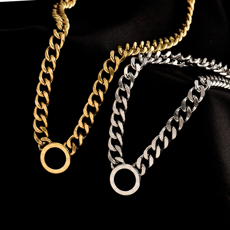 Black Round-Plate Titanium Steel Necklace For Women Elegant And Fashionable