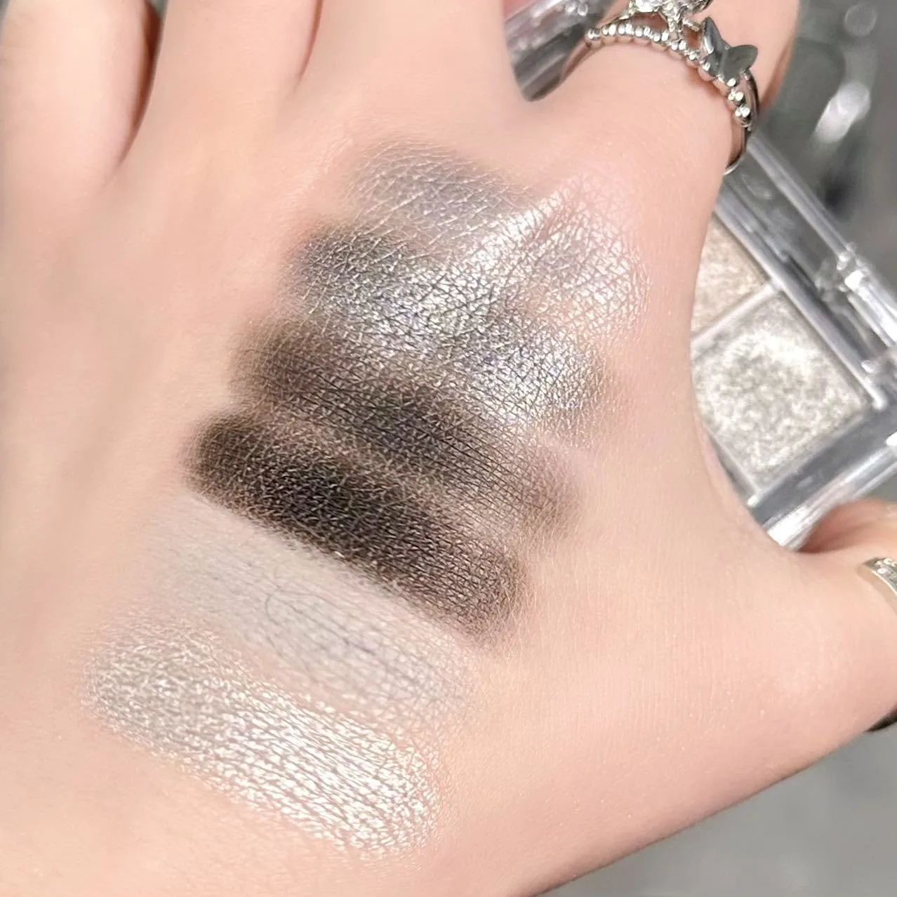 URQT Smoky Silver Eclipse Eyeshadow Palette – 9 Silver, Gray & Black Shades with Matte & Metallic Finishes, High Pigment Blendable Formula for Smoky Eye Looks