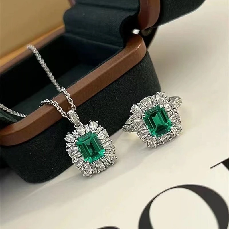 Ultra-shiny Elegant Emerald Set Ring For Women