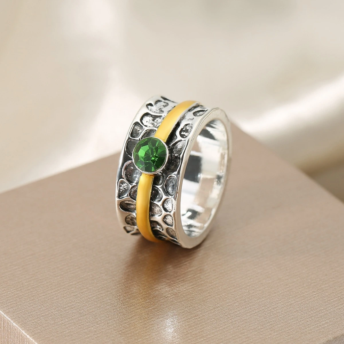 Fashionable Minimalist Retro-patterned Embossed Ring