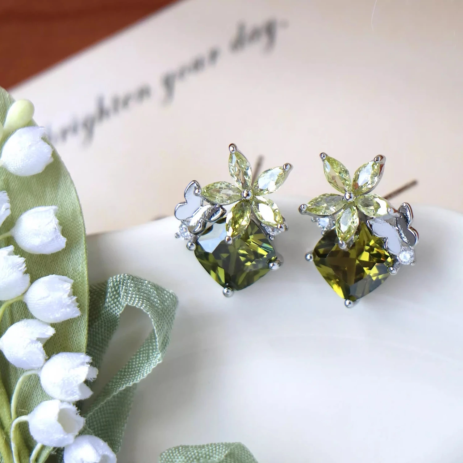 French-style Retro Elegant Exquisite Olive Green Zircon Stud Earrings