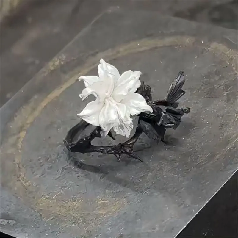 Black & White Mandala Flower Ring, Niche Design,  Cool Style Alternating Color Pinky Ring