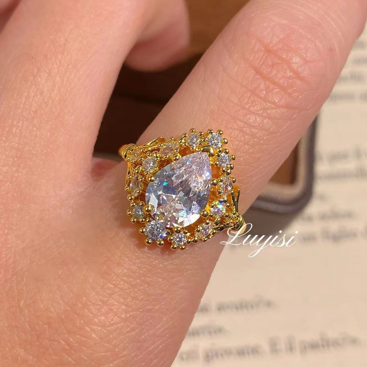 Vintage Luxury Waterdrop Ring Mid Century Twisted Leaf Vine Pear Cut Versatile Women Wedding Ring