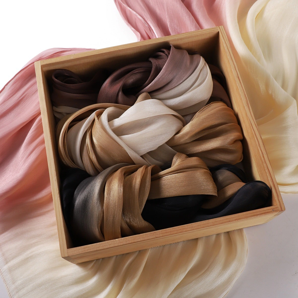 Gradient-colored Island Satin Crinkle Long Scarfnecktie