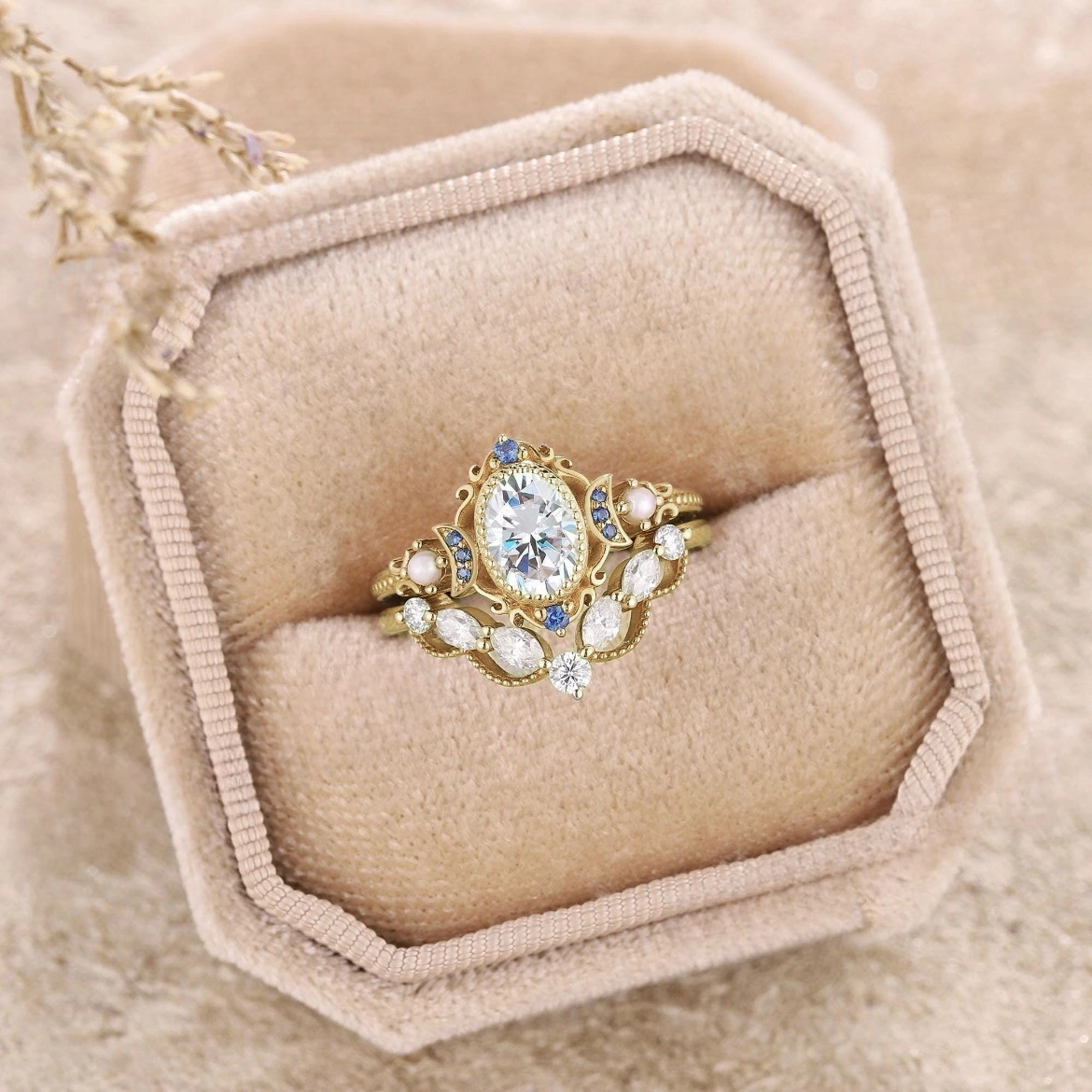Retro High-End Luxury Gold Couple Rings Fully Paved With Diamonds For Women