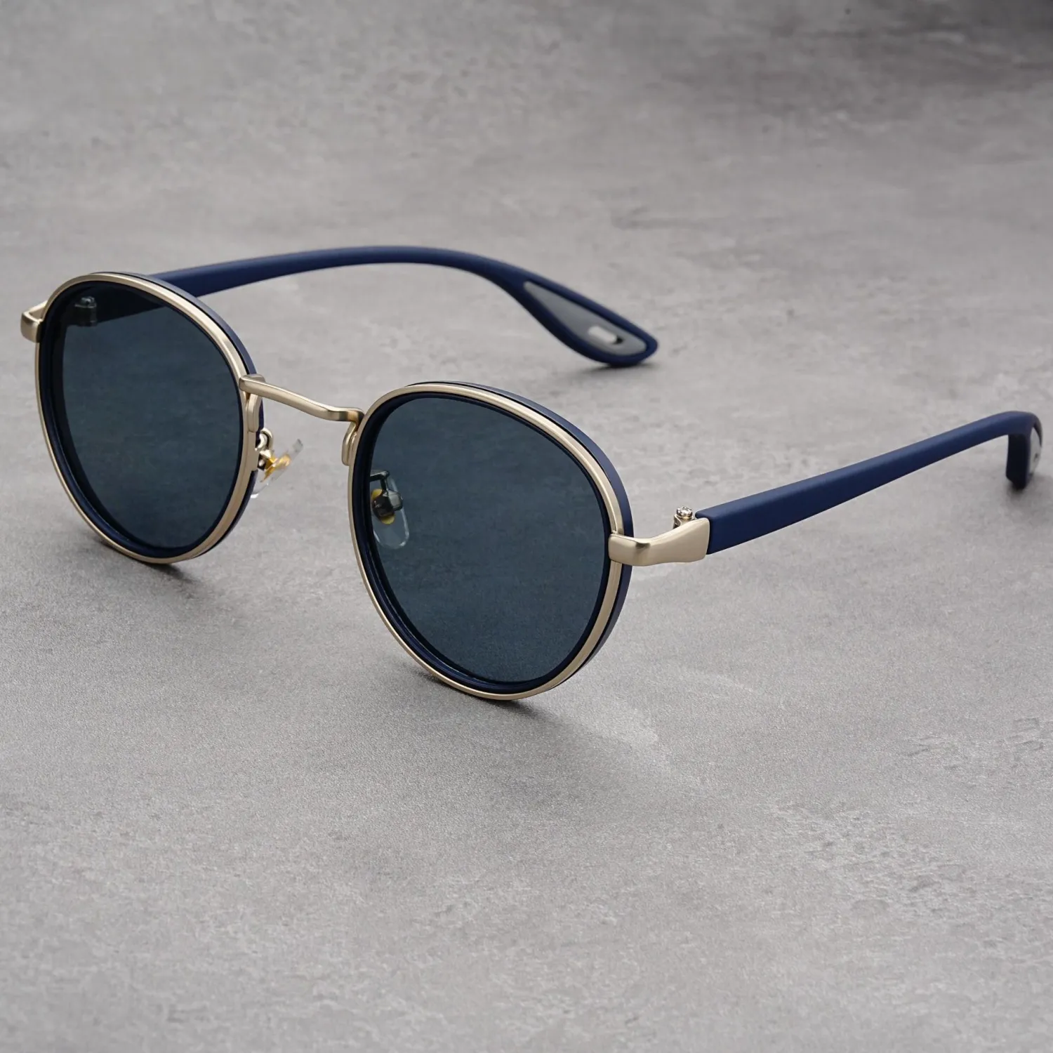 Personalized Hip-hop Street-style Pose-with-sunglasses Men