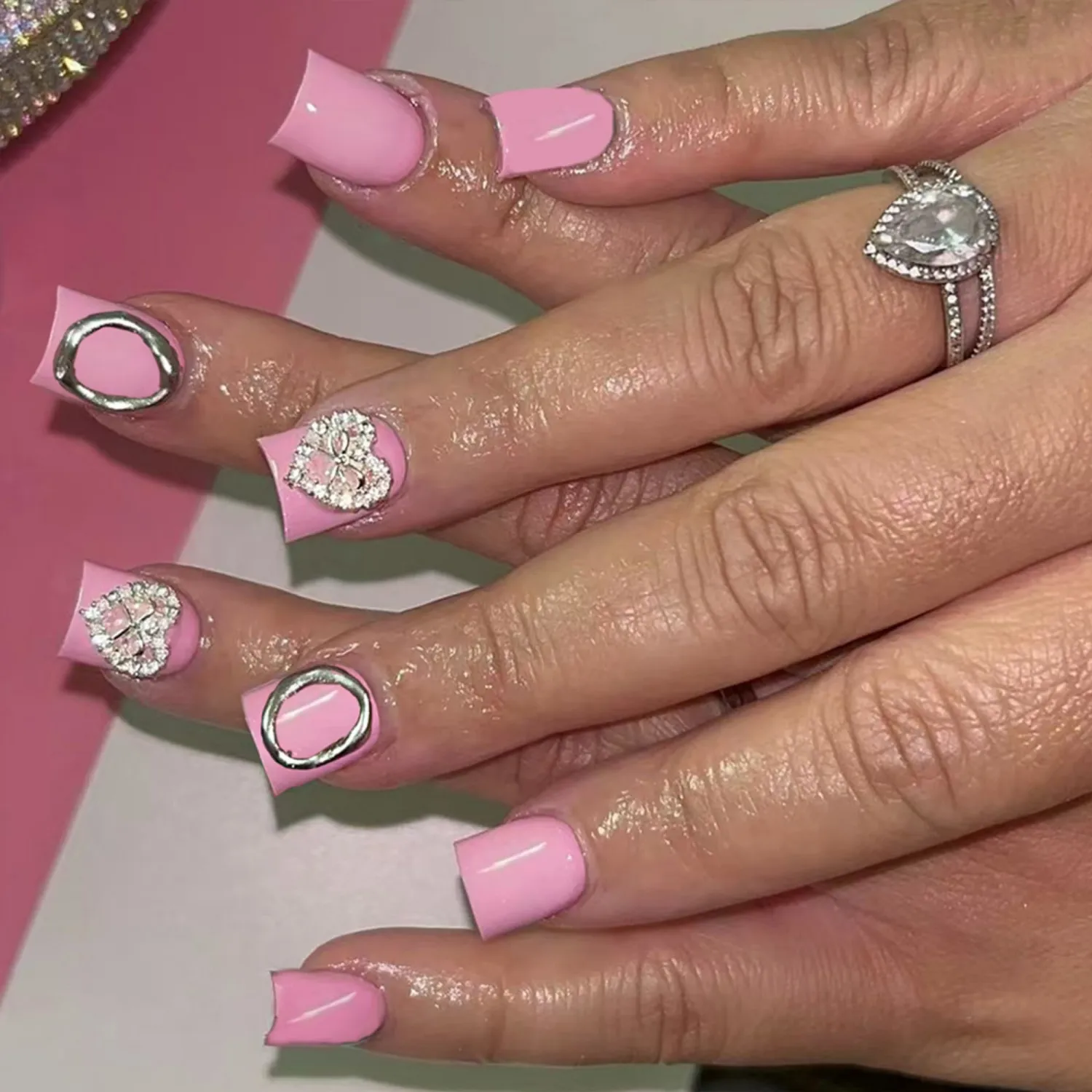Press on Nails Square Short Fake Nails Pink Artificial Nail Sparkly Heart Charm Stick on Nail for Women 24pcs