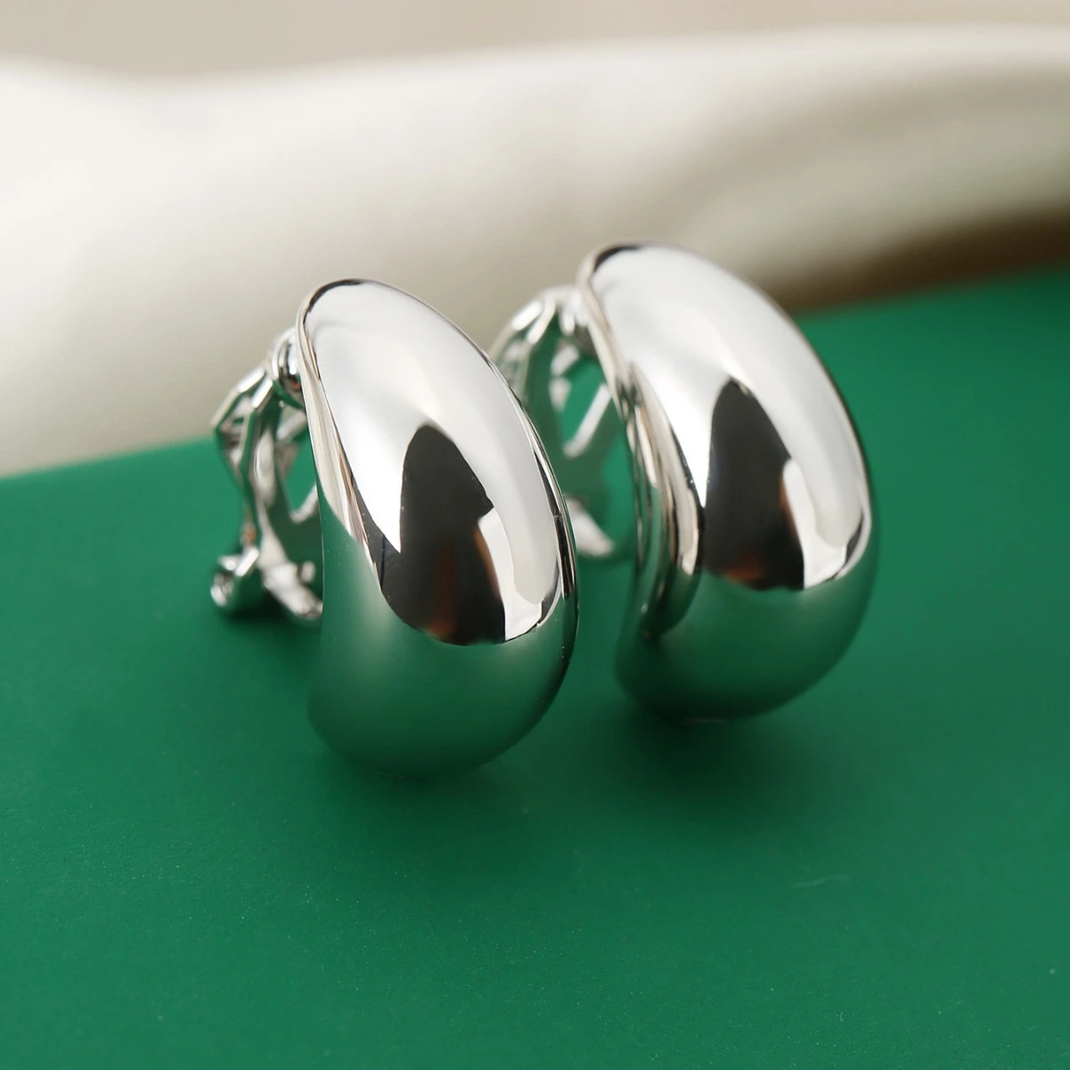 French-style Minimalist Luxury Waterdrop-shaped Ear Clips, No Piercing Required, High-end Aesthetic