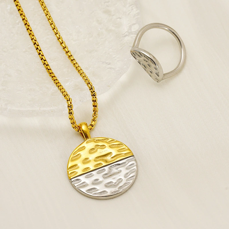 Simple Round Retro Two-Tone Disc Indented Stainless Steel Necklace For Women