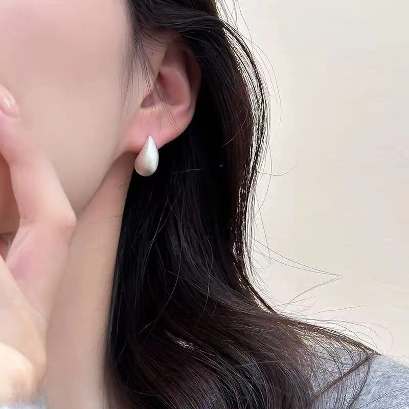 Designer Niche Silver Metal Stud Earrings Trendy 2026