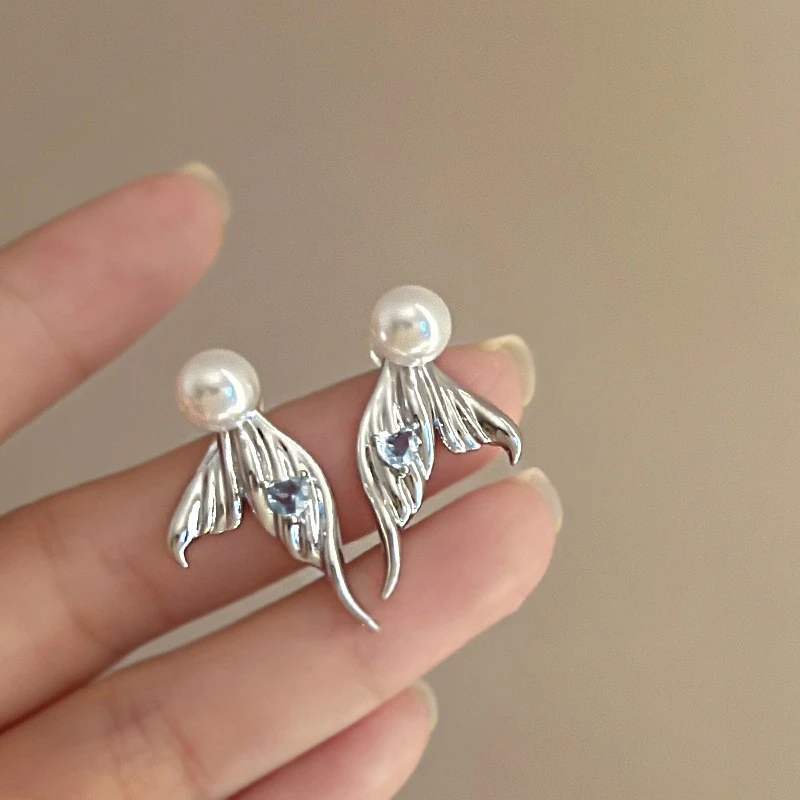 Designer Niche Silver Metal Stud Earrings Trendy 2026
