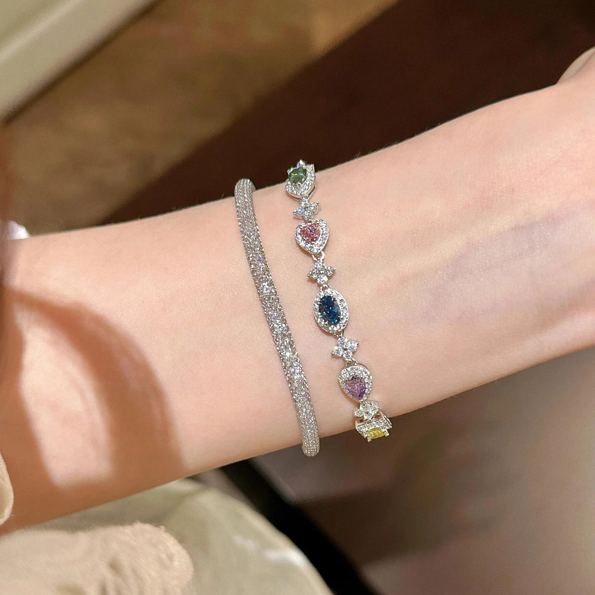 Exquisite Bracelet Inlaid With Colorful Gemstones