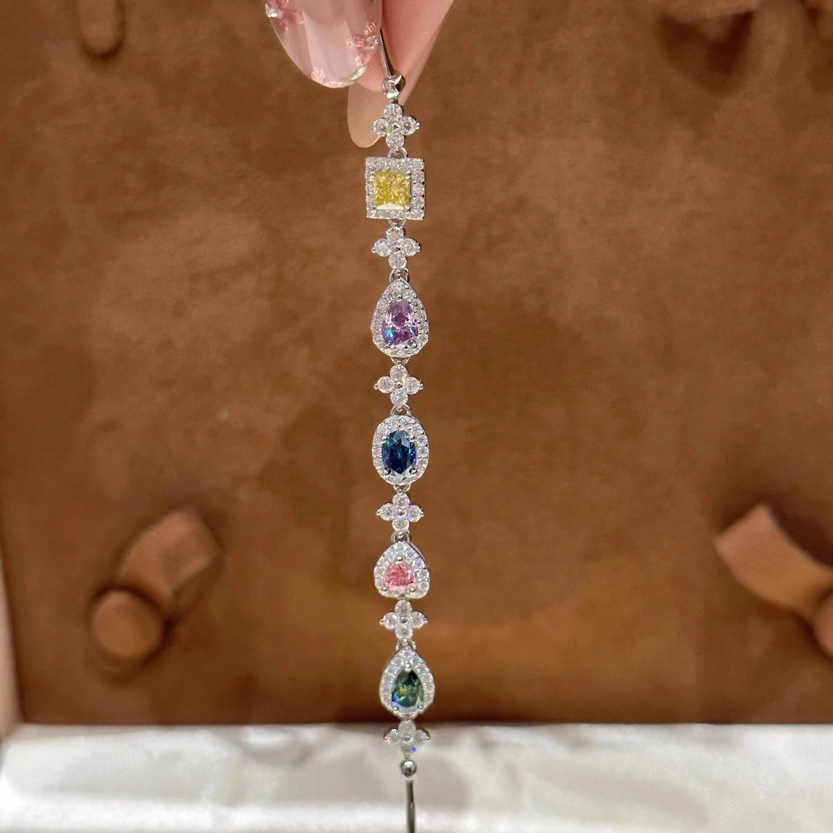 Exquisite Bracelet Inlaid With Colorful Gemstones