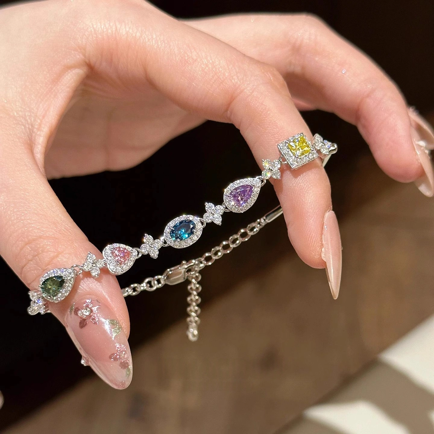 Exquisite Bracelet Inlaid With Colorful Gemstones