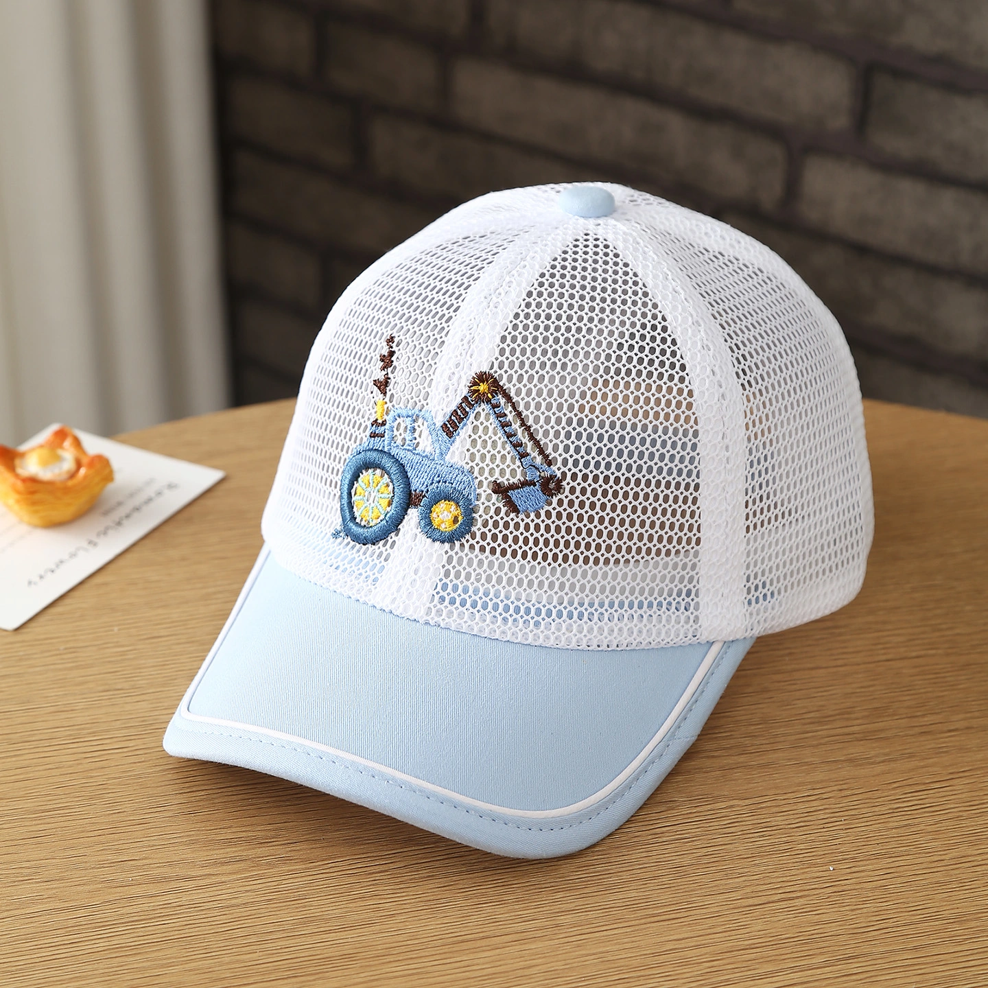 The Children's Embroidered Mesh Baseball Cap With Ventilation Holes Is Suitable For Both Boys And Girls For Outdoor Leisure And Play.