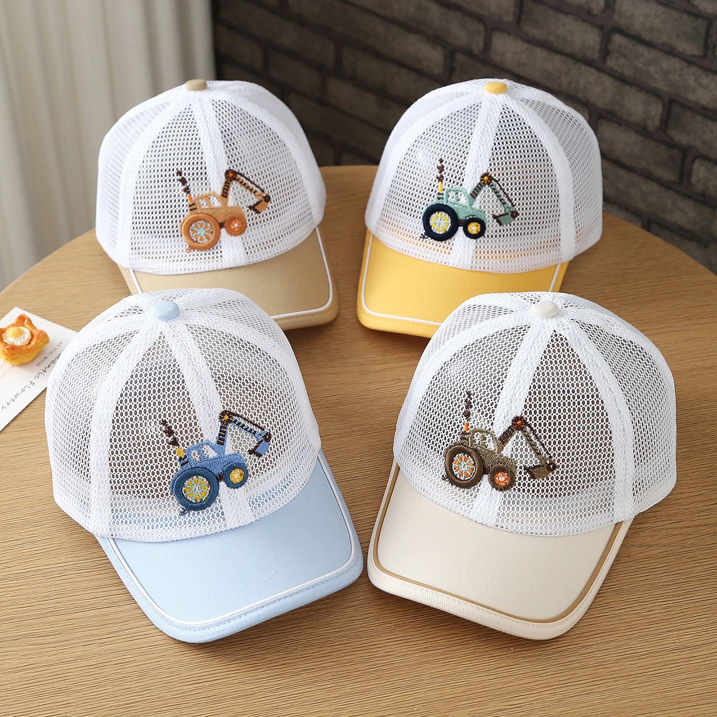 The Children's Embroidered Mesh Baseball Cap With Ventilation Holes Is Suitable For Both Boys And Girls For Outdoor Leisure And Play.