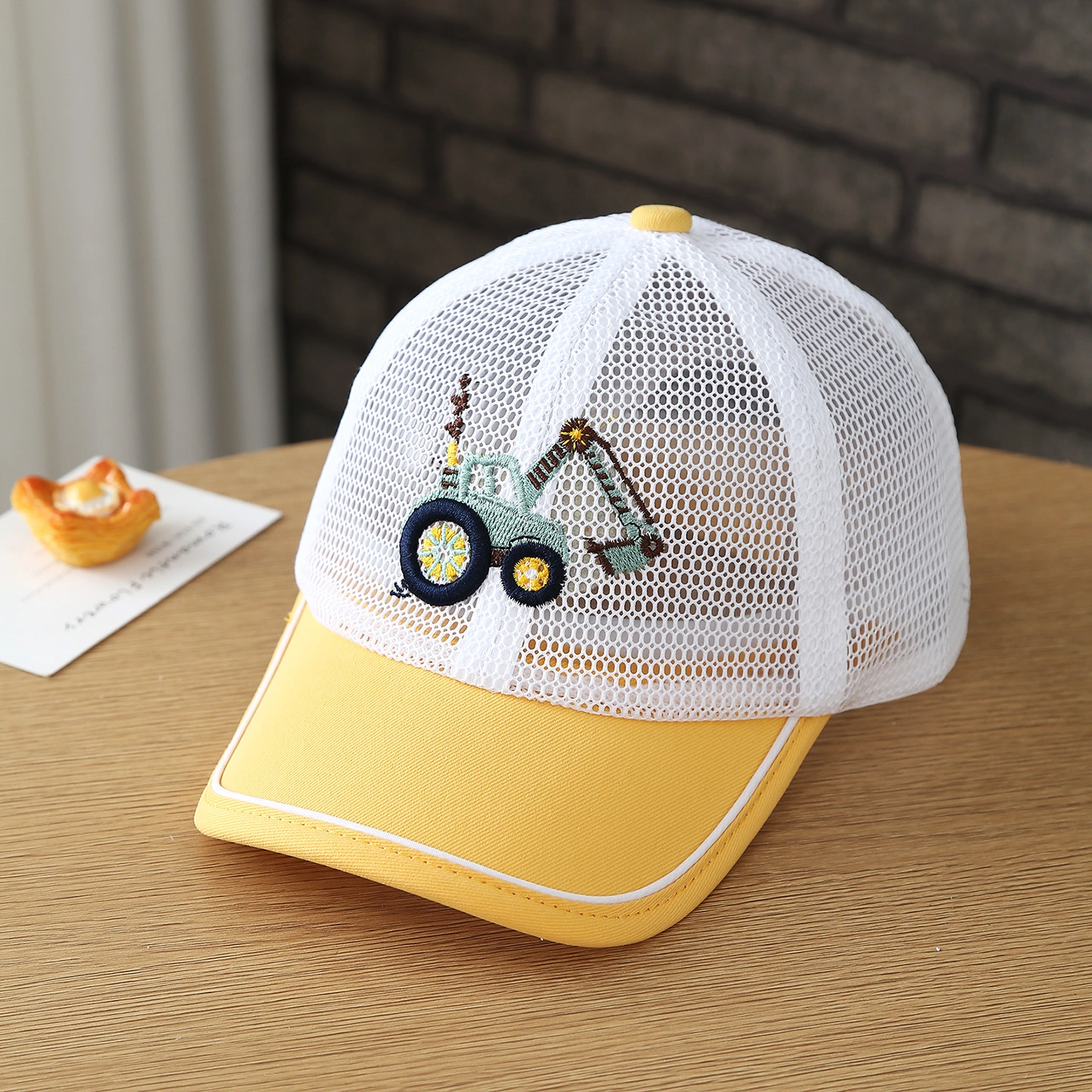 The Children's Embroidered Mesh Baseball Cap With Ventilation Holes Is Suitable For Both Boys And Girls For Outdoor Leisure And Play.