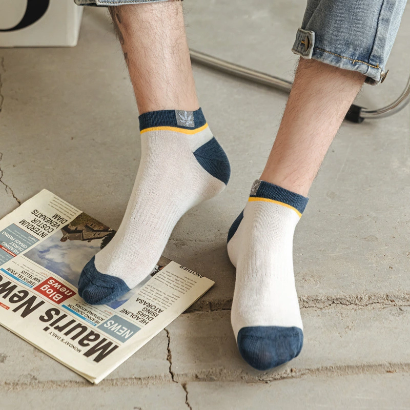 Maple Leaf Side-Logo Mens Short Socks Contrasting Color Waistband Design