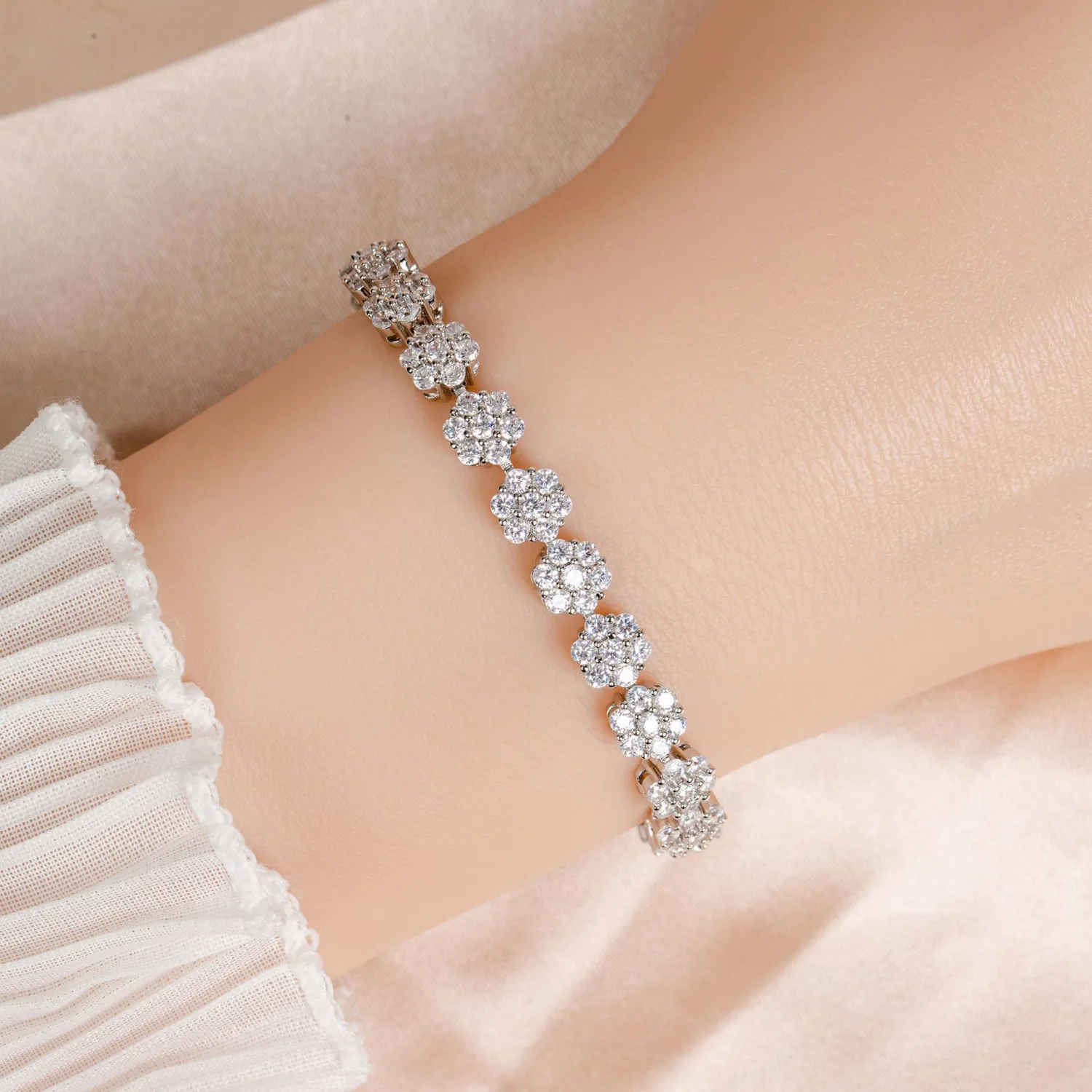Real Gold Plated Four-Leaf Clover Bracelet With Full Zirconia Simple And Sophisticated