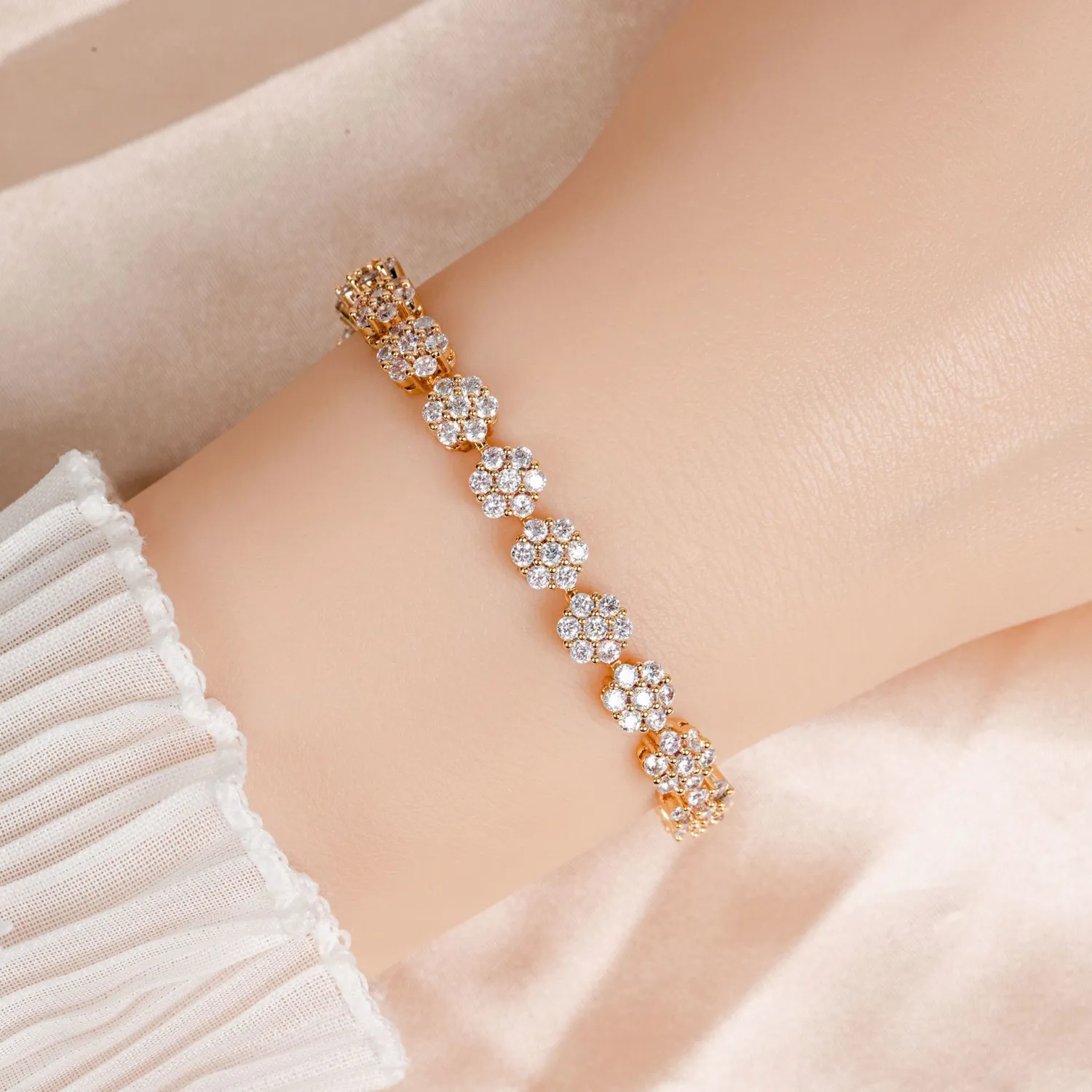 Real Gold Plated Four-Leaf Clover Bracelet With Full Zirconia Simple And Sophisticated