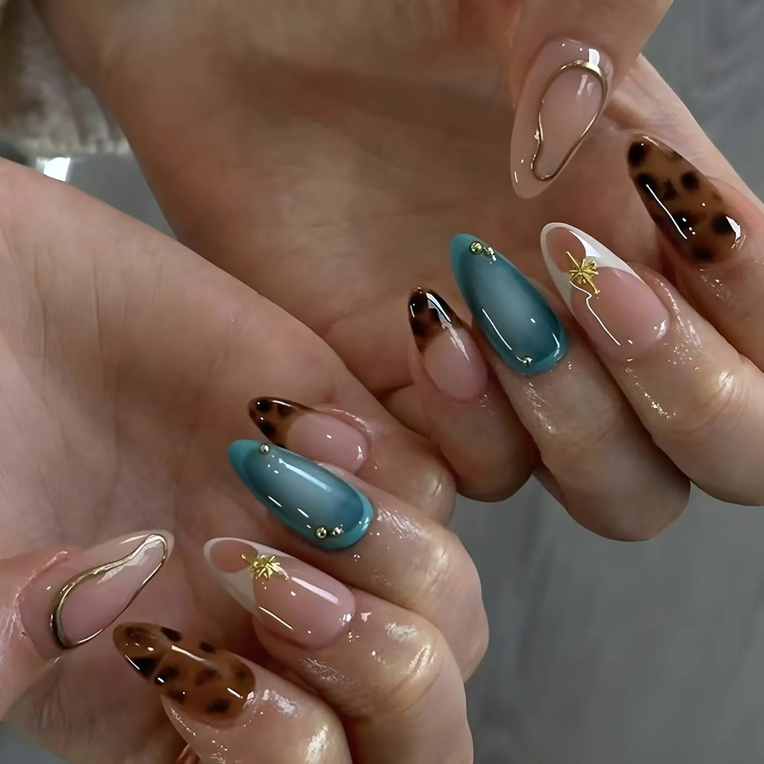 24Pcs Fake Nails French Tip Press on Nails Medium Almond Nails Press Ons Leopard Pattern False Nails with Gold Star Design Glossy Glue on Nail Stick on Nail for Women and Girls