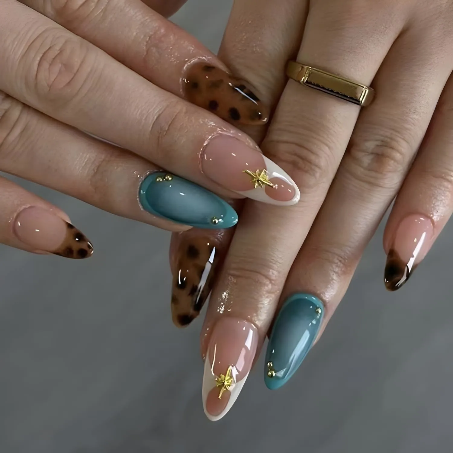 24Pcs Fake Nails French Tip Press on Nails Medium Almond Nails Press Ons Leopard Pattern False Nails with Gold Star Design Glossy Glue on Nail Stick on Nail for Women and Girls