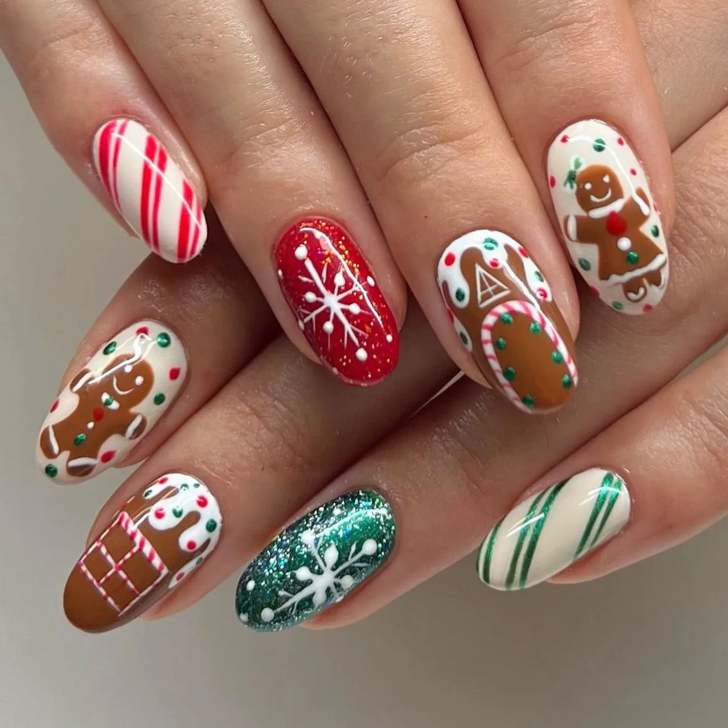 Christmas Press on Nails Short Almond Fake Nails with Gingerbread Man & Snowflake Designs Full Cover Acrylic False Nail Press Ons Glue on Nail for Women 24Pcs