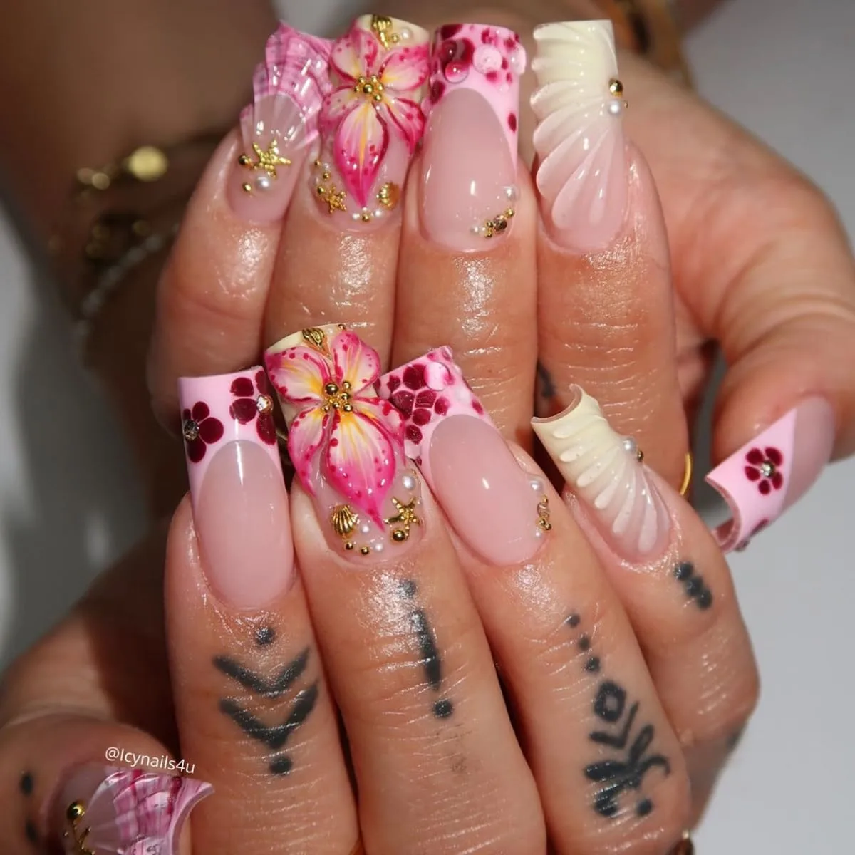 24Pcs Pink Flower Press on Nails Medium Square Fake Nails 3D Hawaii Carving Floral Glue on Nails Pearl Starfish Shell Rhinestones Design Summer Acrylic Nails Artificial Flower French Tip False Nails
