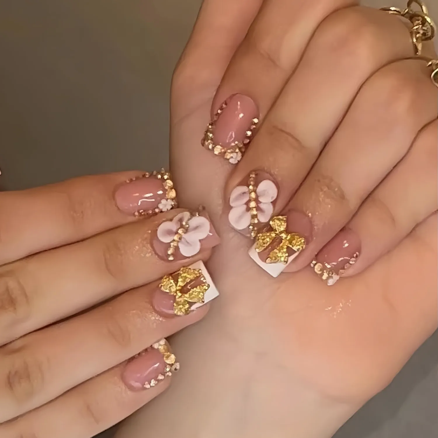 24Pcs French Tip Press on Nails Short Square Fake Nails Gold 3D Bow Nails Press Ons Glossy False Nails with Rhinestones Design White Embossed Flowers Acrylic Nails White Nude Glue on Nails for Women