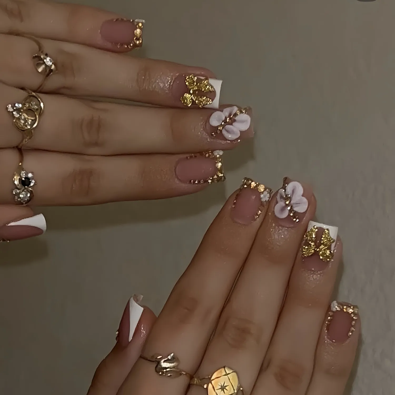 24Pcs French Tip Press on Nails Short Square Fake Nails Gold 3D Bow Nails Press Ons Glossy False Nails with Rhinestones Design White Embossed Flowers Acrylic Nails White Nude Glue on Nails for Women