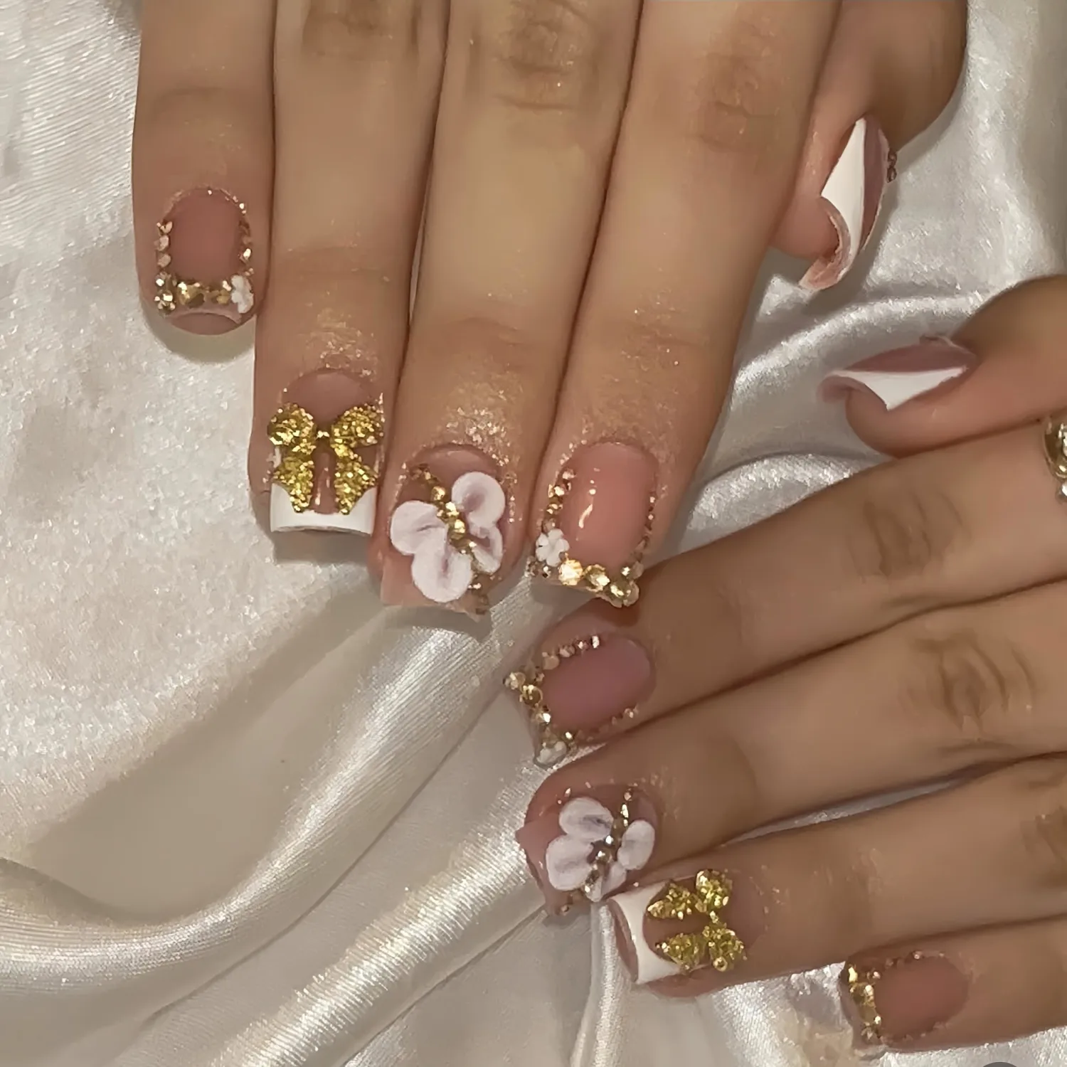24Pcs French Tip Press on Nails Short Square Fake Nails Gold 3D Bow Nails Press Ons Glossy False Nails with Rhinestones Design White Embossed Flowers Acrylic Nails White Nude Glue on Nails for Women