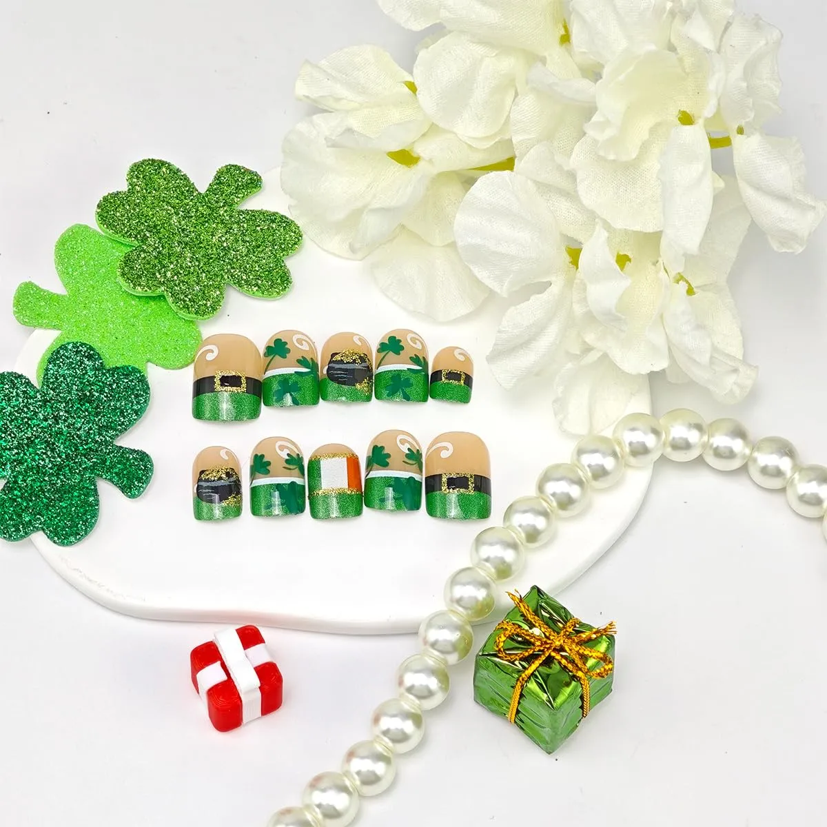 24Pcs St. Patrick's Day Press on Nails Short Square Fake Nails with Irish Flag Shamrock Designs Glitter Green French Tips False Nails Lucky Clover Full Cover Acrylic Stick On Nails for Women Manicure