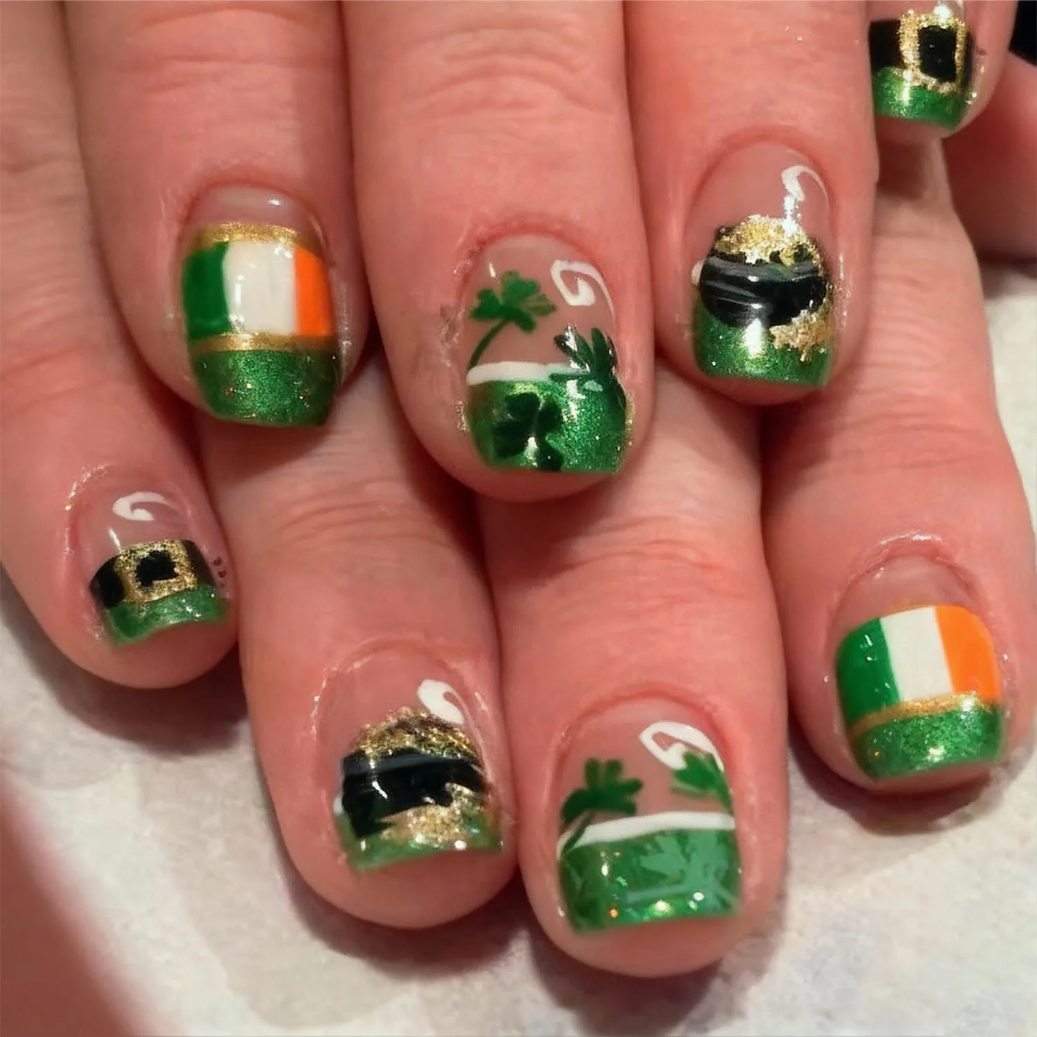 24Pcs St. Patrick's Day Press on Nails Short Square Fake Nails with Irish Flag Shamrock Designs Glitter Green French Tips False Nails Lucky Clover Full Cover Acrylic Stick On Nails for Women Manicure