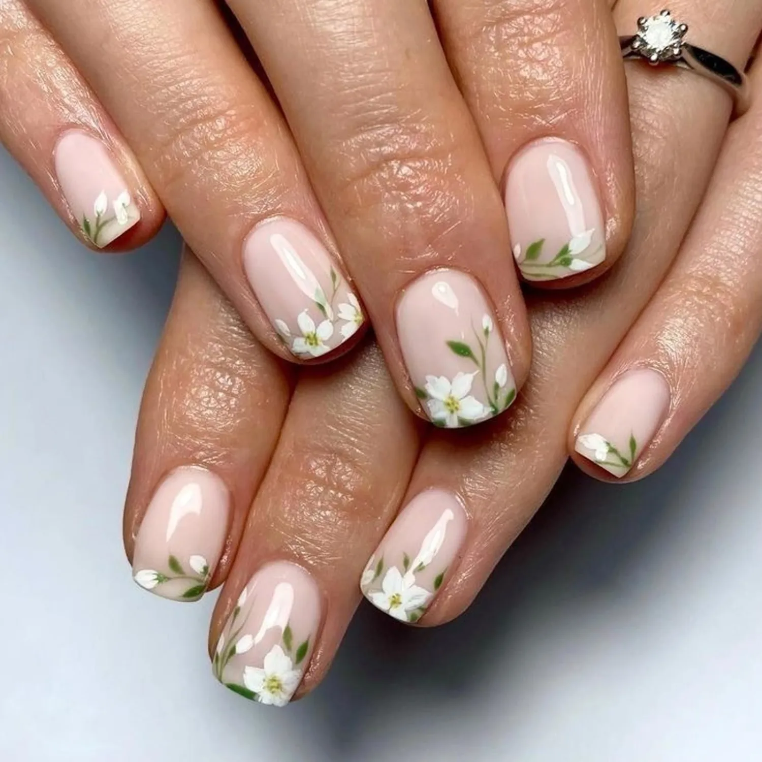 IMRAIN Short Square Press on Nails White Flower French Tip Fake Nails Nude Soft Gel False Nails Glossy Glue on Nails for Women Manicure Tips