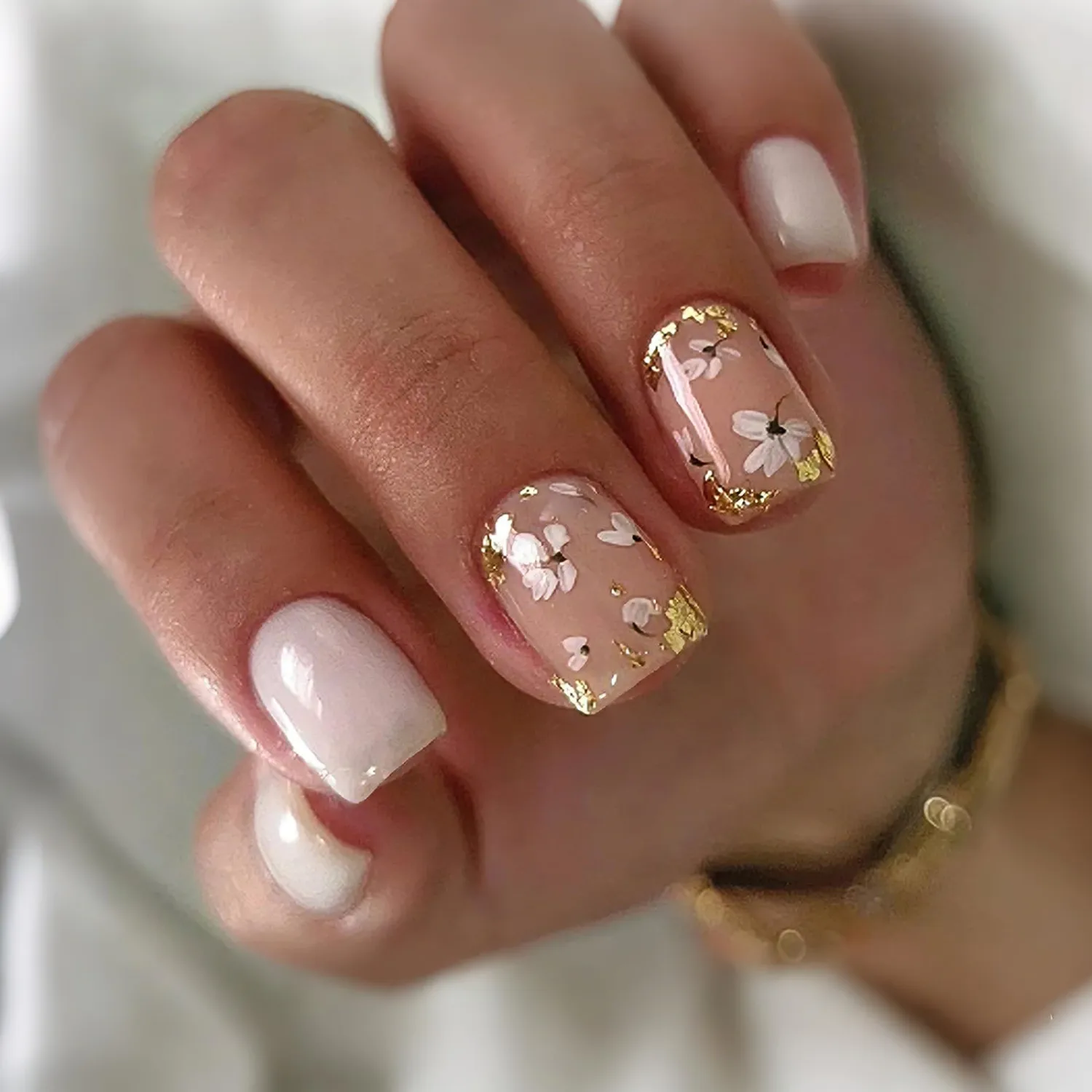 Short Square Press On Nails - Gold Foil White Flower Fake Nails Glossy Finished Reusable False Nails with Glue Tabs - 24Pcs Nail Kit for Women Manicure