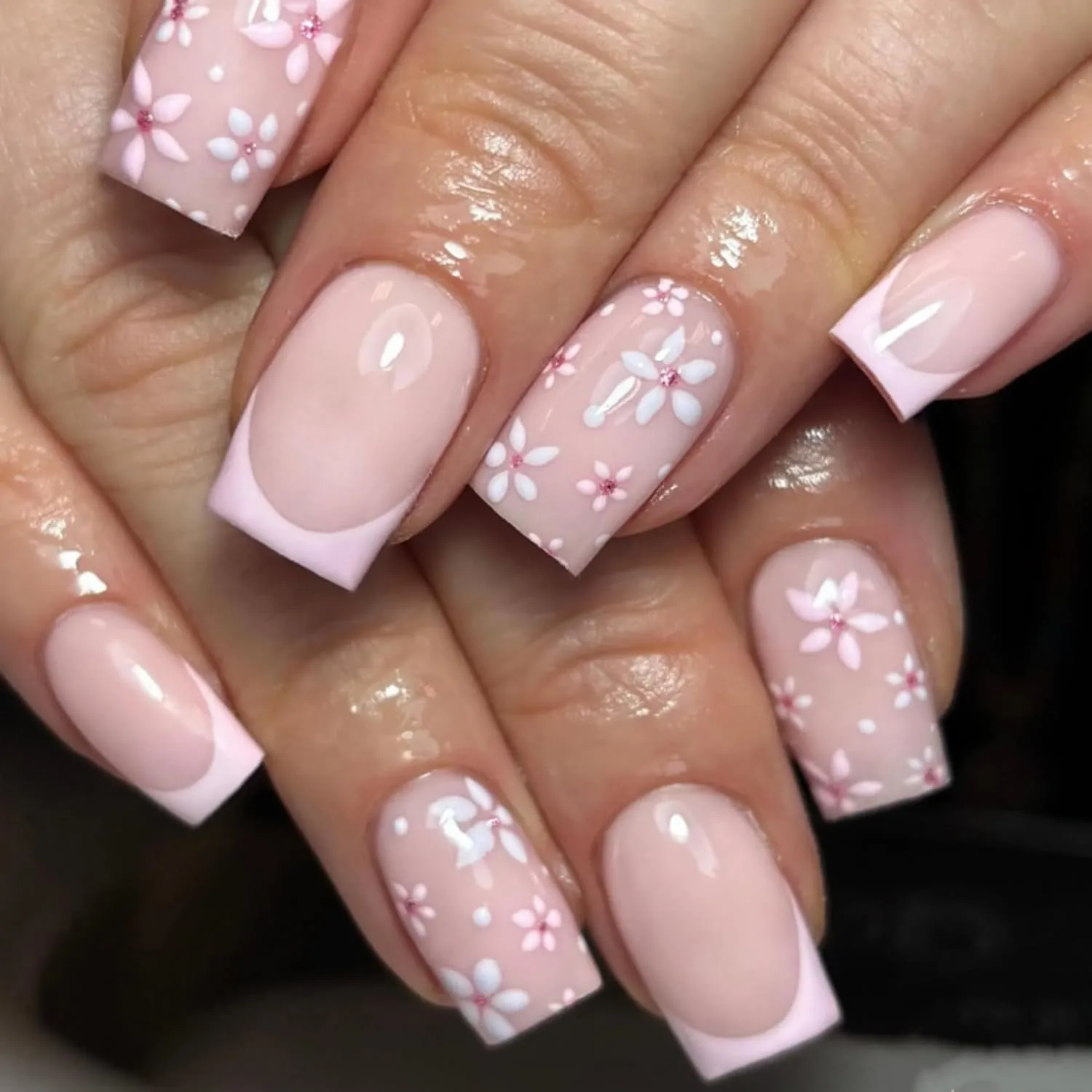 24Pcs Pink French Tip Press On Nails Short Fake Nails Spring Summer Daisy Nails Press Ons Acrylic Nail Tips Glossy Nude Pink Reusable Full Cover Cute White Flower Glue on Nails for Women