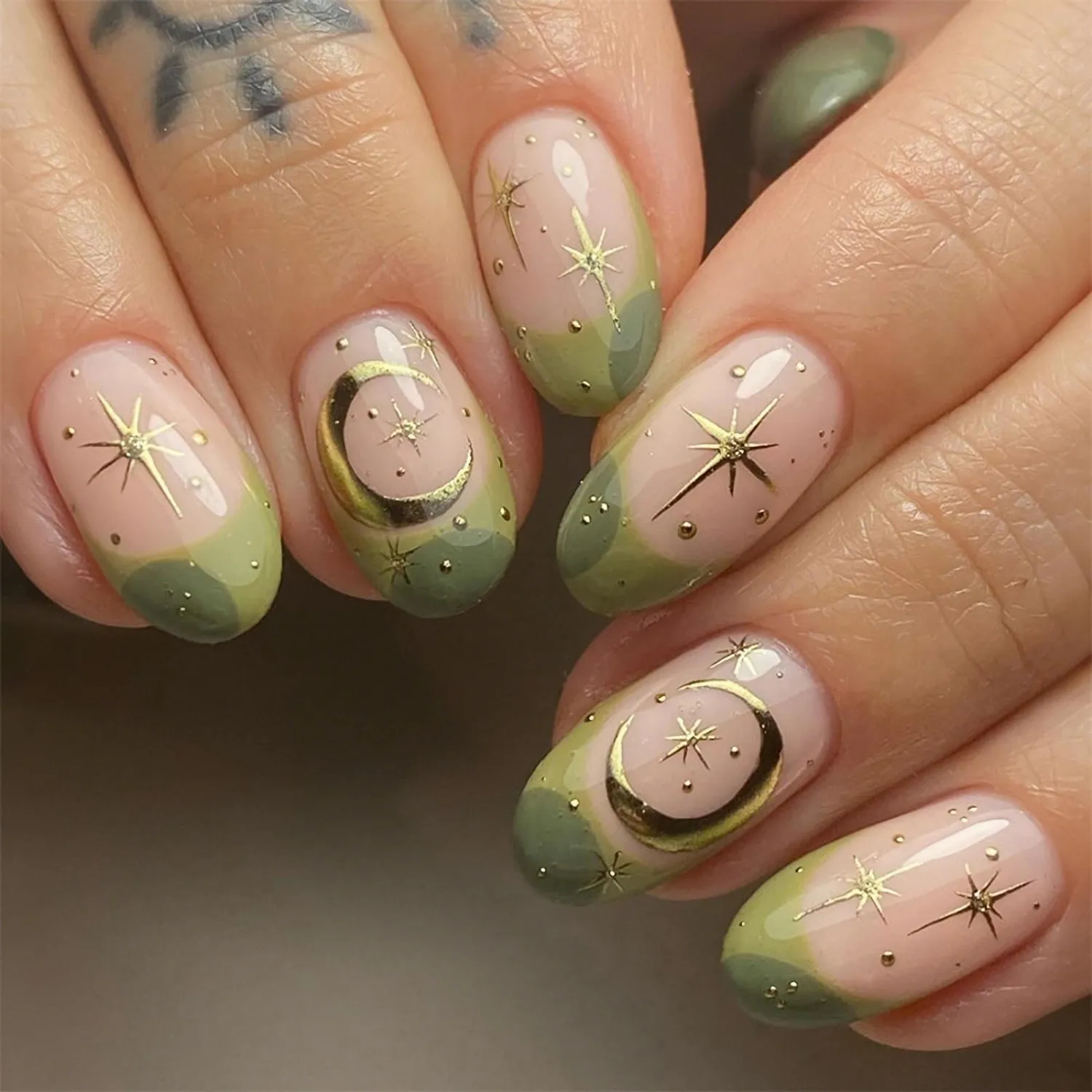 MISUD Press on Nails - Short Oval Fake Nails with Green, Acrylic Gold Star Moon Design 24 pcs