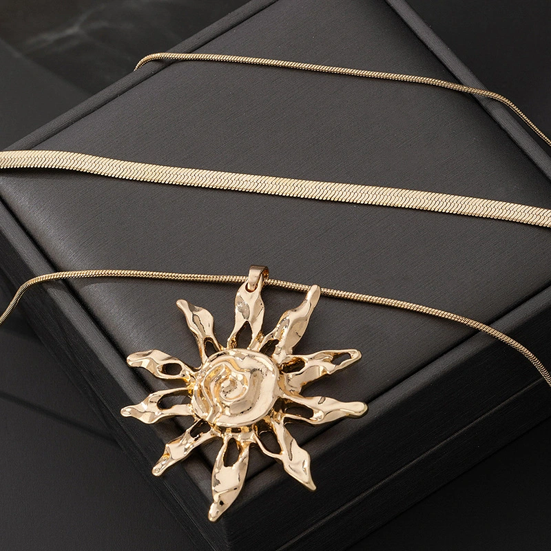 Womens Retro Minimalist Sunflower Pendant Necklace