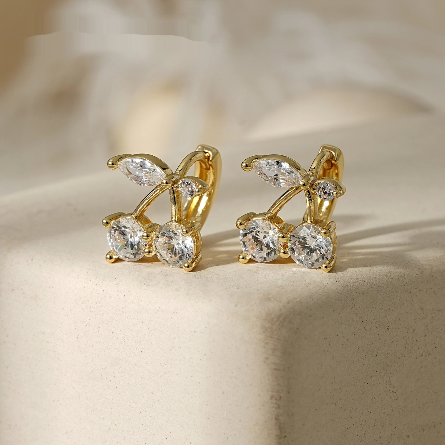 Light-luxury Cherry-inlaid Zircon Metal Ear Clips