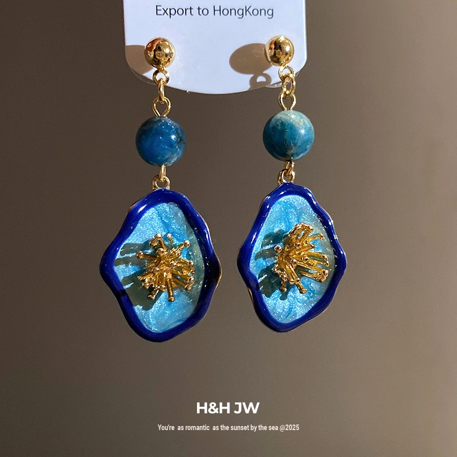Retro Court-style Stud Earrings Subtly Luxurious And Exuding A Sense Of Sophistication