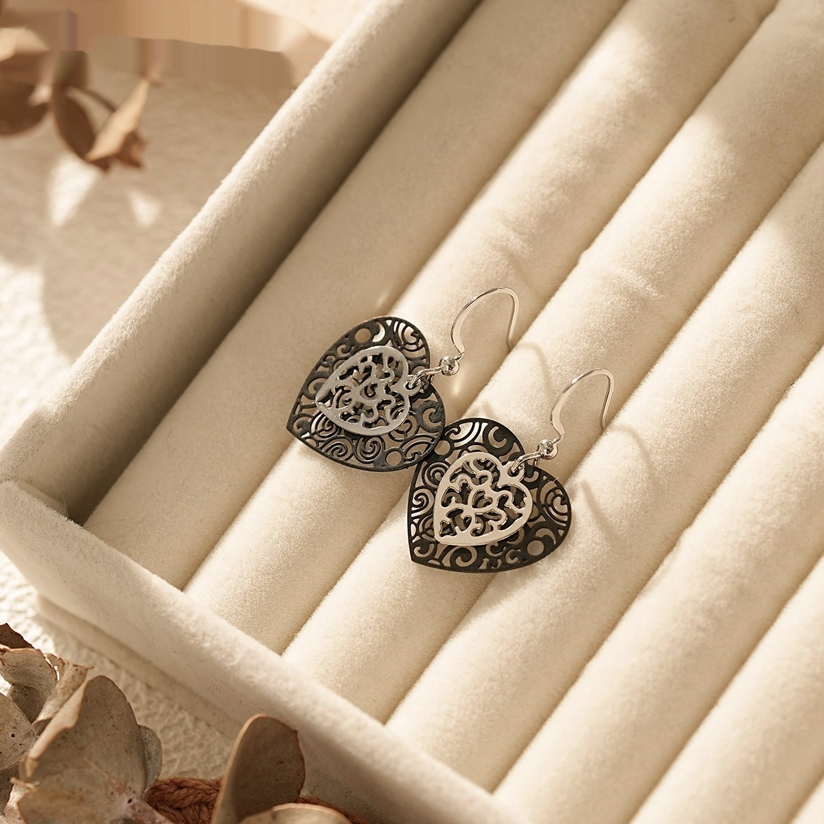 Black Heart Gold Hollow-out Earrings