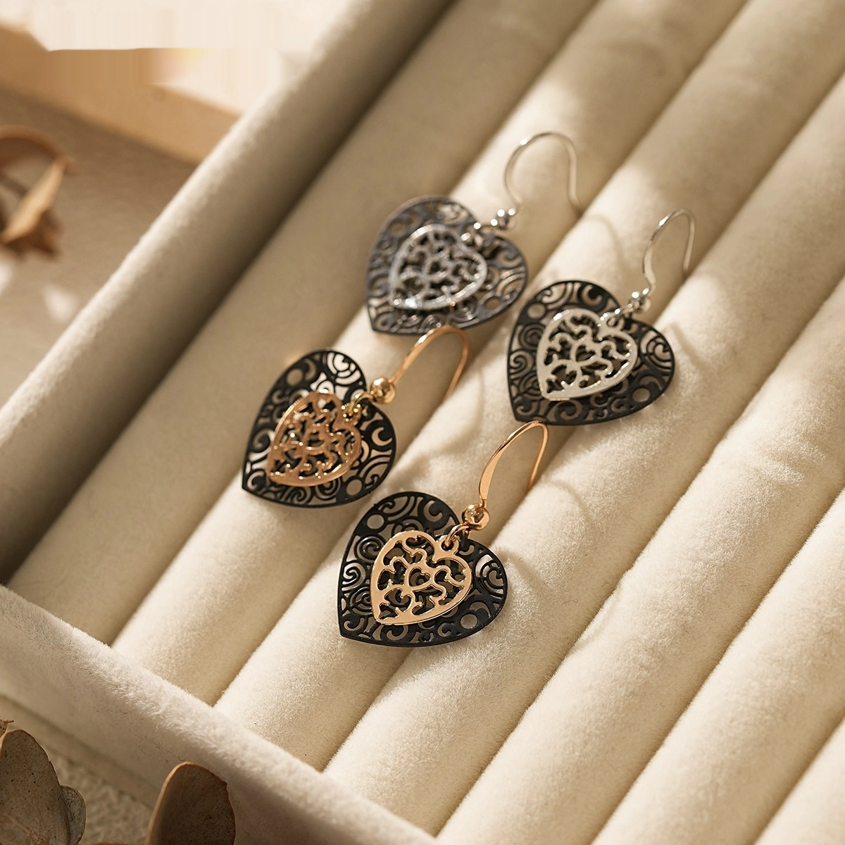 Black Heart Gold Hollow-out Earrings