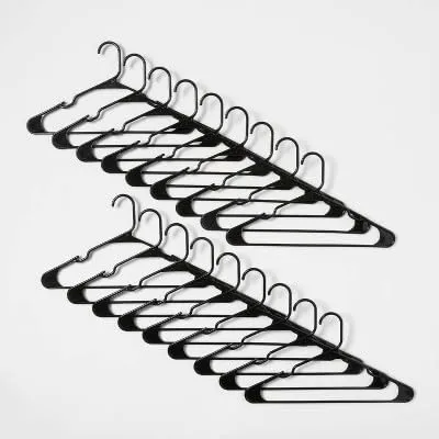 18 - pk Plastic Hangers - Set of 18, Durable Plastic Construction. Ideal for Organizing Your Wardrobe, Suitable for Various Types of Clothing