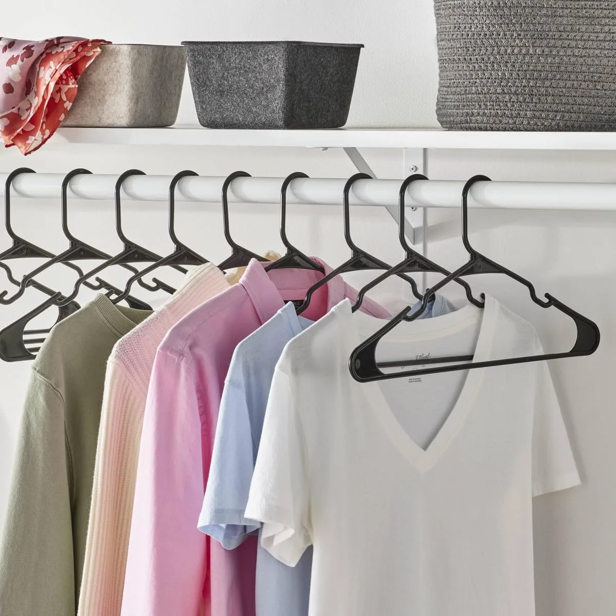 18 - pk Plastic Hangers - Set of 18, Durable Plastic Construction. Ideal for Organizing Your Wardrobe, Suitable for Various Types of Clothing