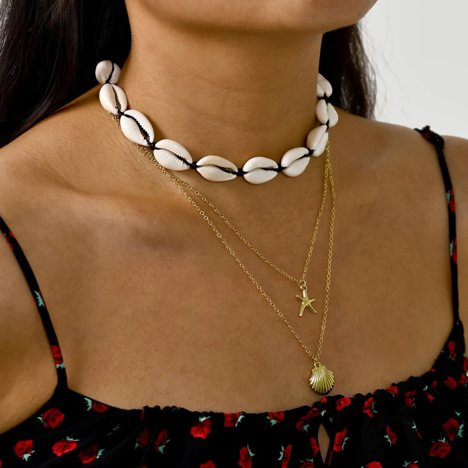 Layered Shell Necklaces Bohemian Pearl Starfish Seashell Pendant Necklace for Women Scallop Choker Necklace Summer Beach Jewelry Gift