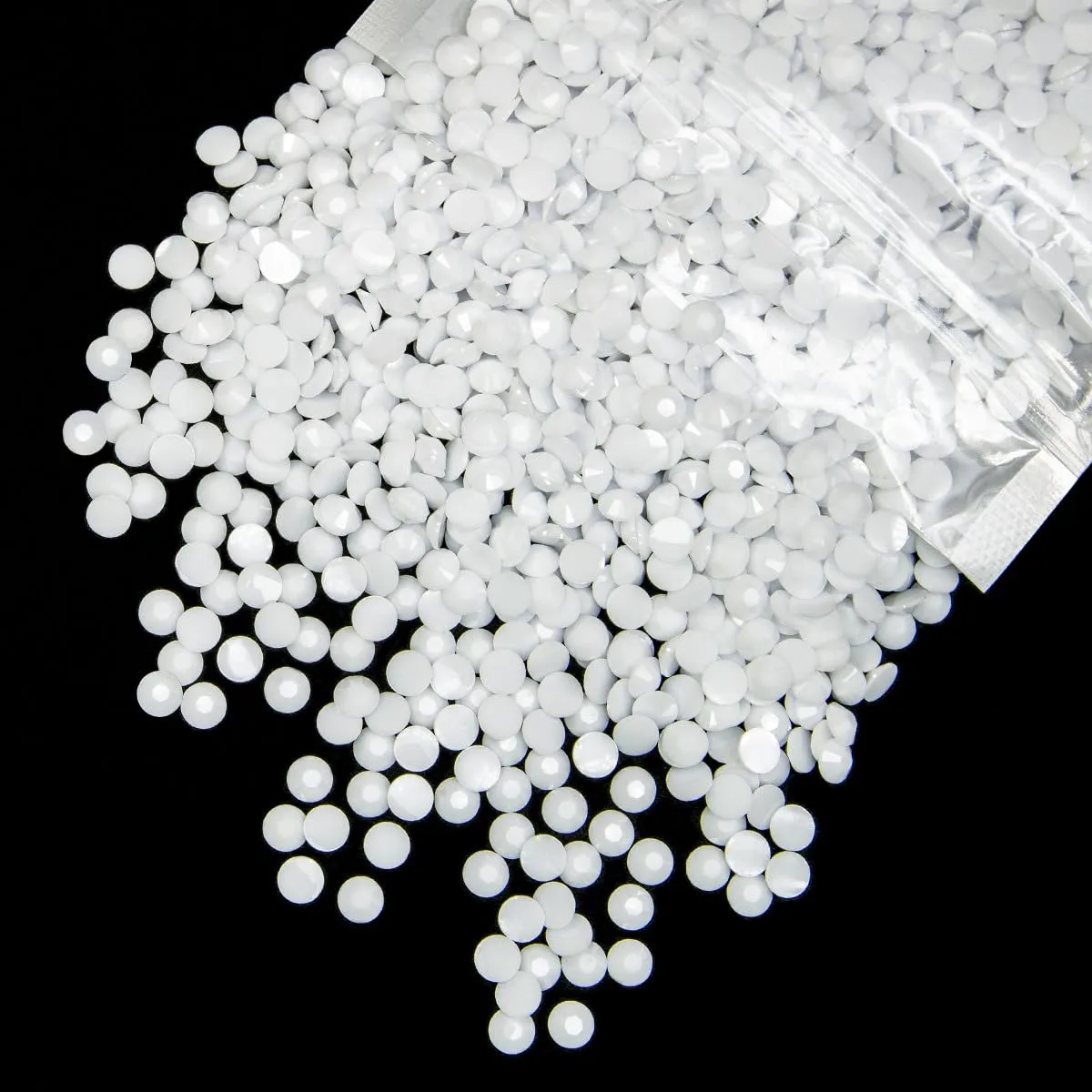 qiipii 620PCS 6mm White Resin Rhinestones for Crafting Pure White Flatback Jelly Resin Stones Bulk SS30 Non-Hotfix Diamonds Gems Charms for Nails Face Eyes Makeup Body Mugs Tumblers Bottles DIY Crafts