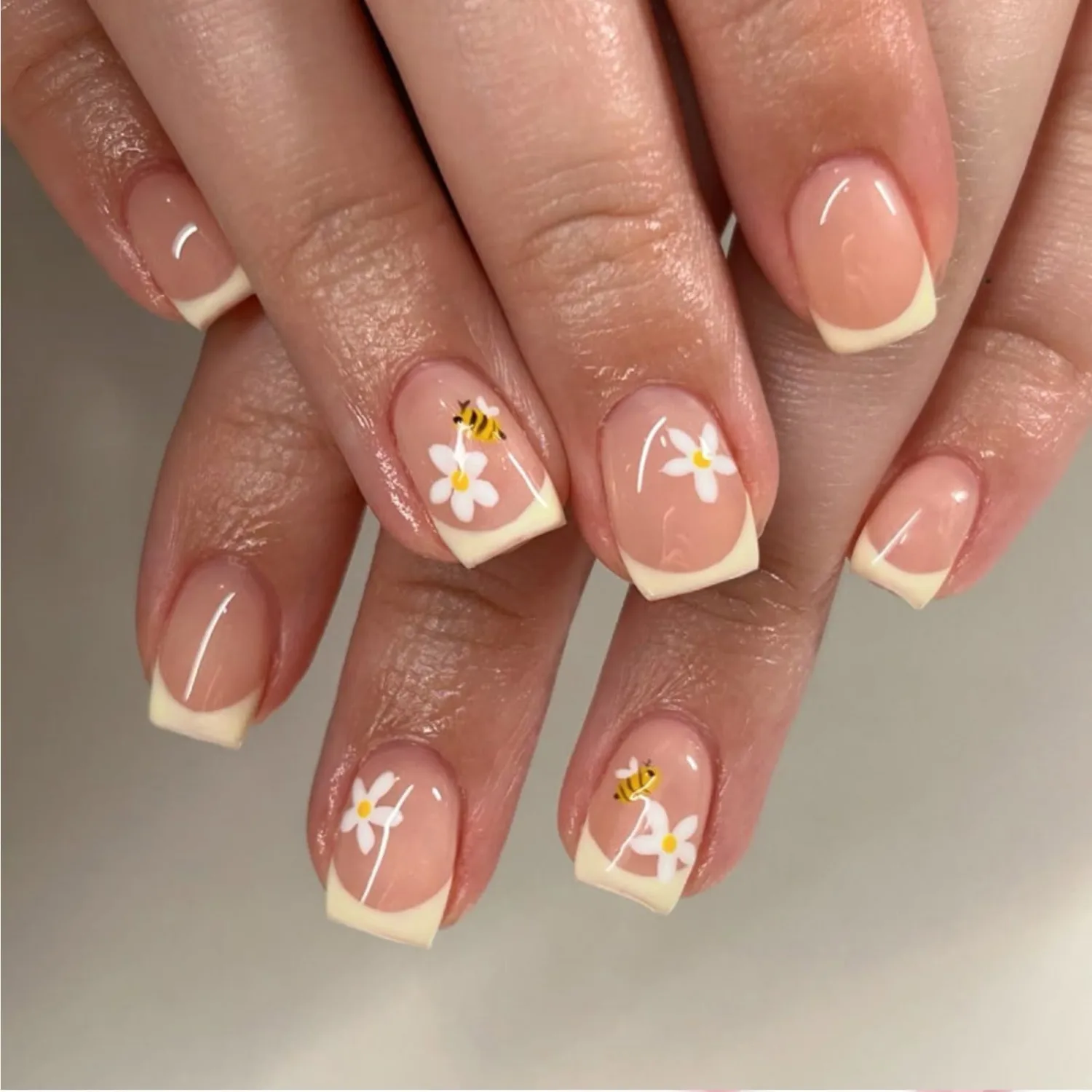 French Press on Nails Short Square Fake Nails Bee Flower Patterns Designs Yellow Glossy Full Cover Acrylic Artificial Nails Reusable Stick on Nail for Women 24 Pcs
