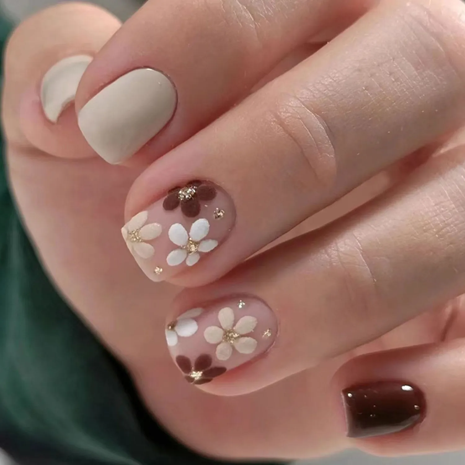 Square Press On Nails Short Fake Nails White Brown 24Pcs Glossy Glue On Nails Spring False Nails With Flower Designs
