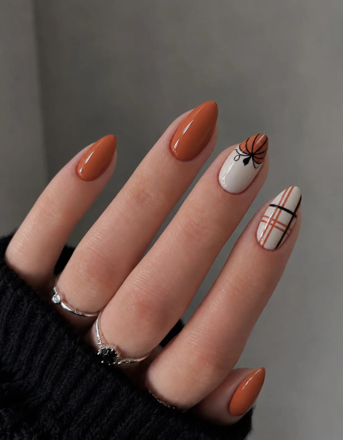 UNA GELLA Halloween Press On Nails Short Almond, 32Pcs Pumpkin Plaid Set